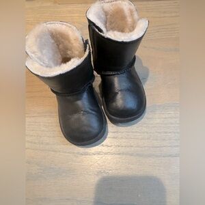 UGGS Baby/Toddler Keelan Black Leather Boots SZ: 5/6